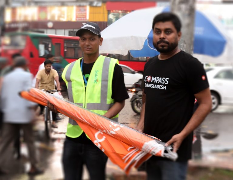 শাওমি বাংলাদেশ ট্রাফিক পুলিশের জন্য দেশব্যাপী ছাতা বিতরণ করছে