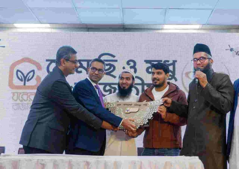 ঘরের বাজারের পৃষ্ঠপোষকতায় মৌমাছি ও মধু সম্মেলন