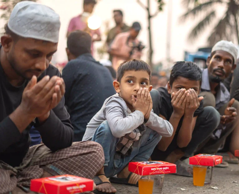 সুবিধাবঞ্চিতদের মাঝে রবির ইফতার বিতরণ