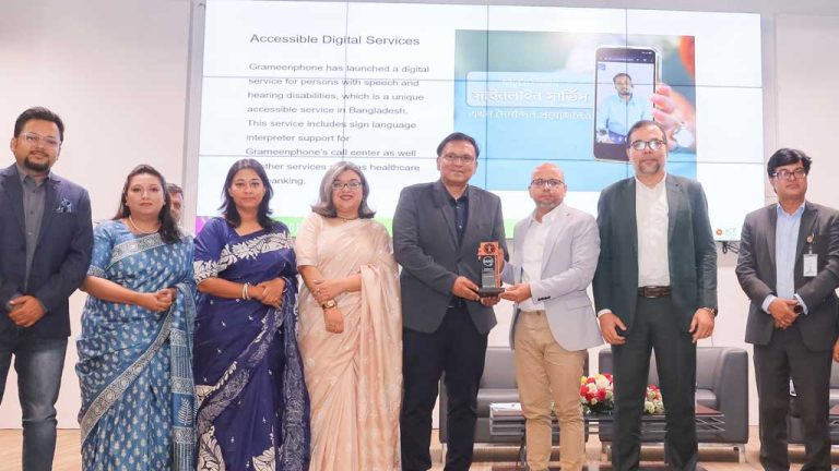 ইশারা ভাষায় গ্রাহক সেবার জন্য সম্মাননা স্মারক পেল গ্রামীণফোন