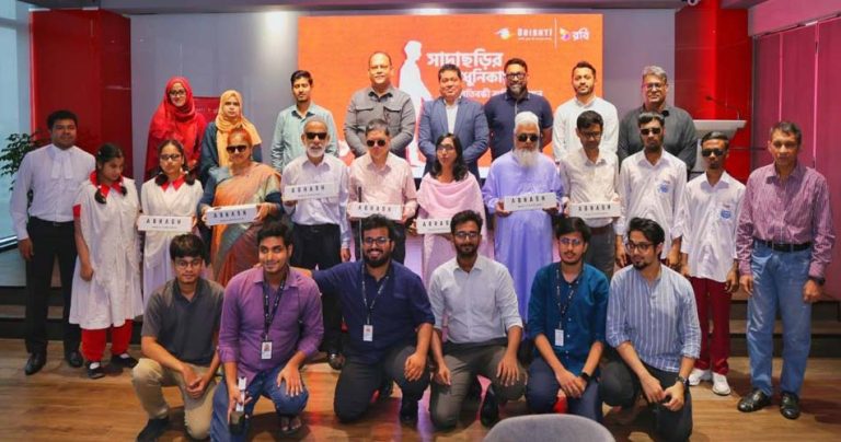 দৃষ্টি প্রতিবন্ধীদের ক্ষমতায়নে রবির স্মার্ট ছড়ি বিতরণ